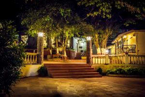 马泰兰Adamo The Village的夜晚楼梯上灯的房子