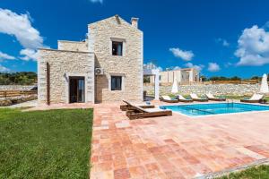 Bazén v ubytovaní Dimokritos Villas IV, V, & VI, a homestay experience, By ThinkVilla alebo v jeho blízkosti