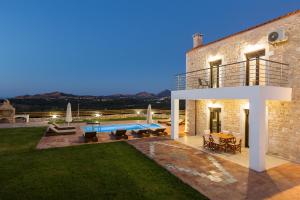 Bazén v ubytovaní Dimokritos Villas IV, V, & VI, a homestay experience, By ThinkVilla alebo v jeho blízkosti