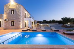 Bazén v ubytovaní Dimokritos Villas IV, V, & VI, a homestay experience, By ThinkVilla alebo v jeho blízkosti