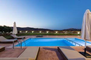 Bazén v ubytovaní Dimokritos Villas IV, V, & VI, a homestay experience, By ThinkVilla alebo v jeho blízkosti