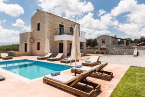 Bazén v ubytovaní Dimokritos Villas IV, V, & VI, a homestay experience, By ThinkVilla alebo v jeho blízkosti