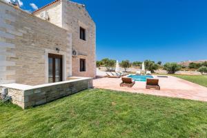 Vonkajšia záhrada v ubytovaní Dimokritos Villas IV, V, & VI, a homestay experience, By ThinkVilla