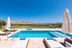 Bazén v ubytovaní Dimokritos Villas IV, V, & VI, a homestay experience, By ThinkVilla alebo v jeho blízkosti