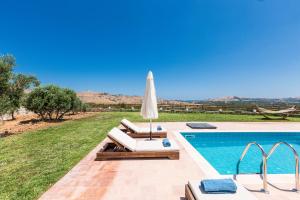 Bazén v ubytovaní Dimokritos Villas IV, V, & VI, a homestay experience, By ThinkVilla alebo v jeho blízkosti