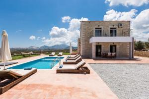 Bazén v ubytovaní Dimokritos Villas IV, V, & VI, a homestay experience, By ThinkVilla alebo v jeho blízkosti + 37 fotografií