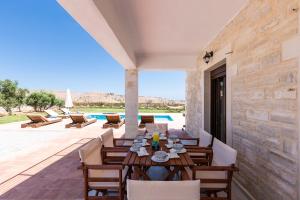 Posedenie v ubytovaní Dimokritos Villas IV, V, & VI, a homestay experience, By ThinkVilla
