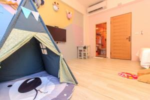 Una cama o camas en una habitación de 新斑鳩小鎮親子民宿 10-28人可來電包棟