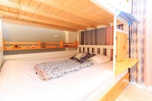 Una cama o camas en una habitación de 新斑鳩小鎮親子民宿 10-28人可來電包棟