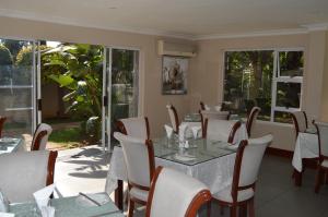 comedor con mesa y sillas en Boksburg Hotel, en Boksburg