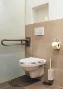 ein Bad mit einem weißen WC in einem Zimmer in der Unterkunft Hotel Post in Nauders