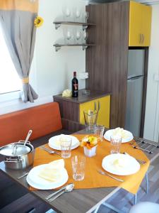 Kuchyňa alebo kuchynka v ubytovaní Victoria Mobilehome in Camping Mare e Pineta