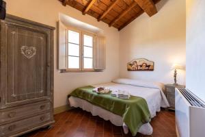 a bedroom with a bed and a window at Agriturismo La Mignola in Quercianella
