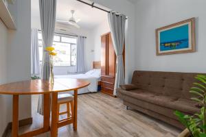 a living room with a couch and a table at Apartamento Copacabana RJ in Rio de Janeiro