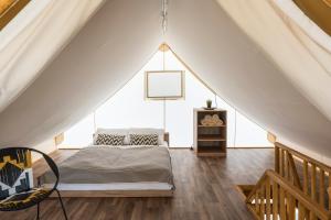 Falkensteiner Premium Mobile Homes and Camping Zadar客房内的一张或多张床位