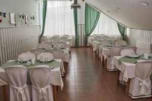 Reštaurácia alebo iné gastronomické zariadenie v ubytovaní Karpaty Viking