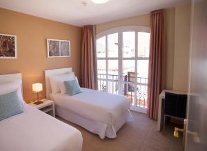 Кровать или кровати в номере Coral Los Silos - Your Natural Accommodation Choice