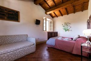 a living room with a couch and a bed at Agriturismo La Mignola in Quercianella