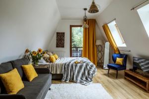 ein Wohnzimmer mit einem Bett und einem Sofa in der Unterkunft LOFT 85 in Szczyrk