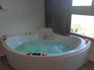 Casas del CerroCasas Rurales Maribel - Complejo Moradas del Cerro 1 - Suites con Jacuzzi en Alcalá del Júcar的带窗户的房间里的浴缸 更多37张照片
