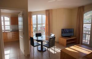 Televízia a/alebo spoločenská miestnosť v ubytovaní Coral Los Silos - Your Natural Accommodation Choice