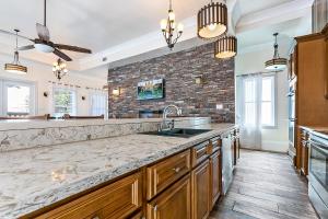 Hosteeva Spacious 4BR Condo on Carondelet Near All Hot Spo