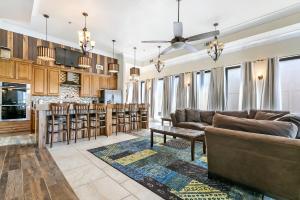 Una sala de estar con un sofá y un bar. en Spacious 4BR Condo on Carondelet Near All Hot Spo, en Nueva Orleans