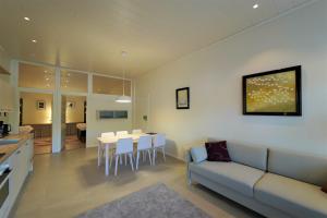 ein Wohnzimmer mit einem Sofa und einem Tisch in der Unterkunft Rukariutta Apartments in Ruka