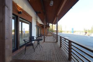 - une terrasse couverte d'un bâtiment avec 2 chaises dans l'établissement Rukariutta Apartments, à Ruka
