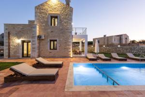 Bazén v ubytovaní Dimokritos Villas IV, V, & VI, a homestay experience, By ThinkVilla alebo v jeho blízkosti