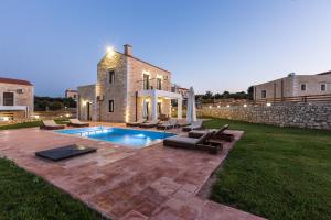 Bazén v ubytovaní Dimokritos Villas IV, V, & VI, a homestay experience, By ThinkVilla alebo v jeho blízkosti