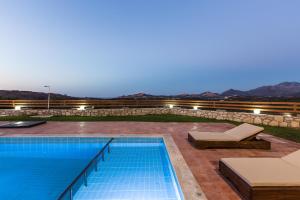 Bazén v ubytovaní Dimokritos Villas IV, V, & VI, a homestay experience, By ThinkVilla alebo v jeho blízkosti