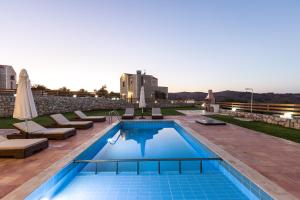 Bazén v ubytovaní Dimokritos Villas IV, V, & VI, a homestay experience, By ThinkVilla alebo v jeho blízkosti