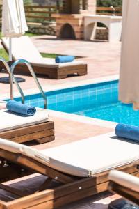 Bazén v ubytovaní Dimokritos Villas IV, V, & VI, a homestay experience, By ThinkVilla alebo v jeho blízkosti