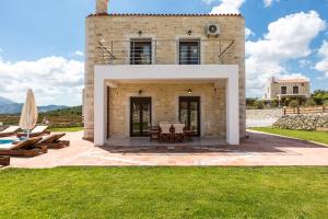 Vonkajšia záhrada v ubytovaní Dimokritos Villas IV, V, & VI, a homestay experience, By ThinkVilla