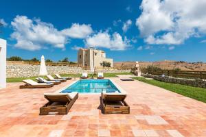Bazén v ubytovaní Dimokritos Villas IV, V, & VI, a homestay experience, By ThinkVilla alebo v jeho blízkosti