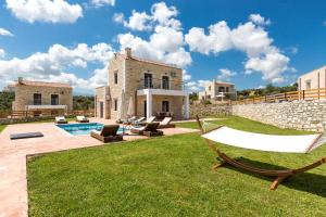Bazén v ubytovaní Dimokritos Villas IV, V, & VI, a homestay experience, By ThinkVilla alebo v jeho blízkosti