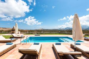 Bazén v ubytovaní Dimokritos Villas IV, V, & VI, a homestay experience, By ThinkVilla alebo v jeho blízkosti
