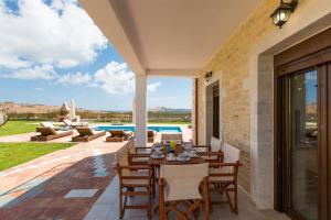 Bazén v ubytovaní Dimokritos Villas IV, V, & VI, a homestay experience, By ThinkVilla alebo v jeho blízkosti