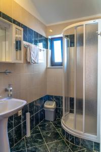 ein Bad mit einer Dusche, einem Waschbecken und einem WC in der Unterkunft Rooms Stolfa in Krk