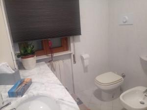 A bathroom at L'angolo di Betti