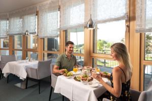 Restoran või mõni muu söögikoht majutusasutuses Hotel & Spa Larimar