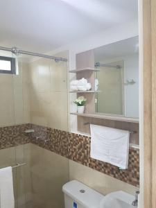 拉特瓦伊達的住宿－Quindio - Apartasol 207，一间带玻璃淋浴和卫生间的浴室