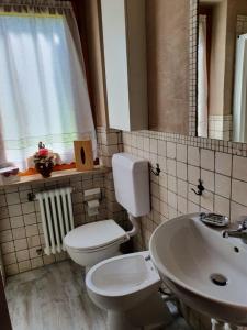 een badkamer met een toilet en een wastafel bij Candide CIR PSD0031 in Pré-Saint-Didier