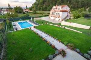 eine Luftansicht auf ein Haus und einen Pool in der Unterkunft Green Paradise Estate Trilj in Trilj