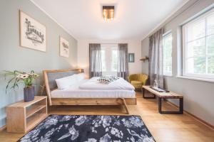 sypialnia z łóżkiem i stołem w obiekcie Design Apartments - "Das Kutscherhaus" w Poczdamie