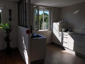 cocina con fregadero y ventana en L’Edaines en Bagnoles de l'Orne