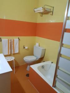 łazienka z toaletą i wanną w obiekcie Hotel Fray Juán Gil w mieście Arévalo