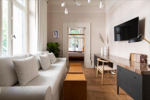 salon z białą kanapą i stołem w obiekcie Monsieur Didot w Atenach