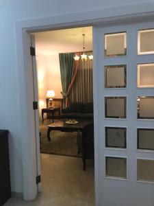 Nice Furnished apartment في عمّان: غرفة معيشة مع باب مفتوح على غرفة معيشة